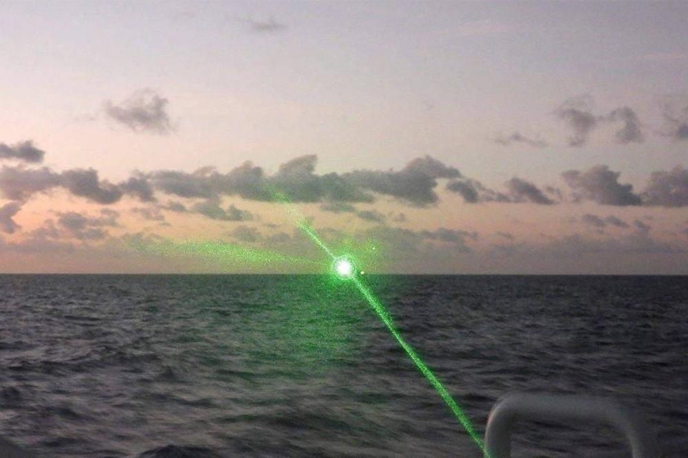 صورة وزعها الجيش الفلبيني لشعاع الليزر الصيني (أ ف ب)