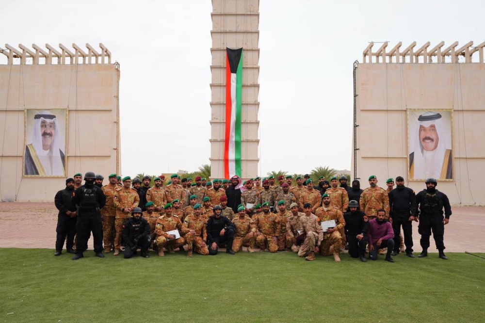 الخالد متوسطاً الخريجين