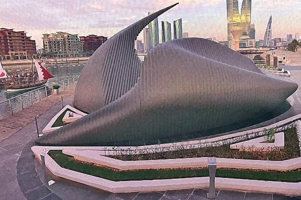 أول نصب مجسم المرأة