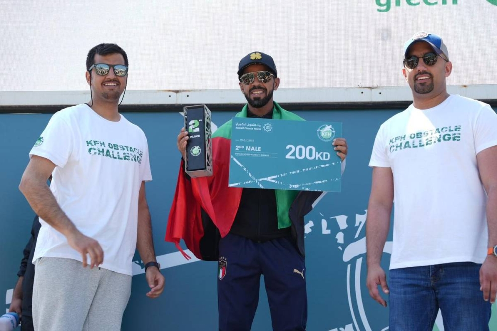 تتويج أحد الفائزين