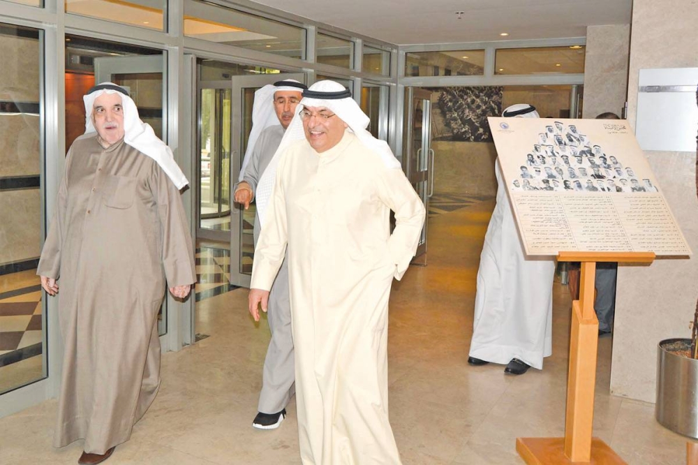 الصقر في جولة بالمركز بصحبة د. عبدالله الغنيم وعبدالعزيز الخطيب