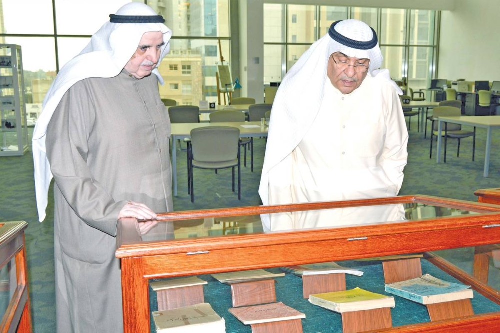 محمد الصقر يطالع بعض الكتب التاريخية