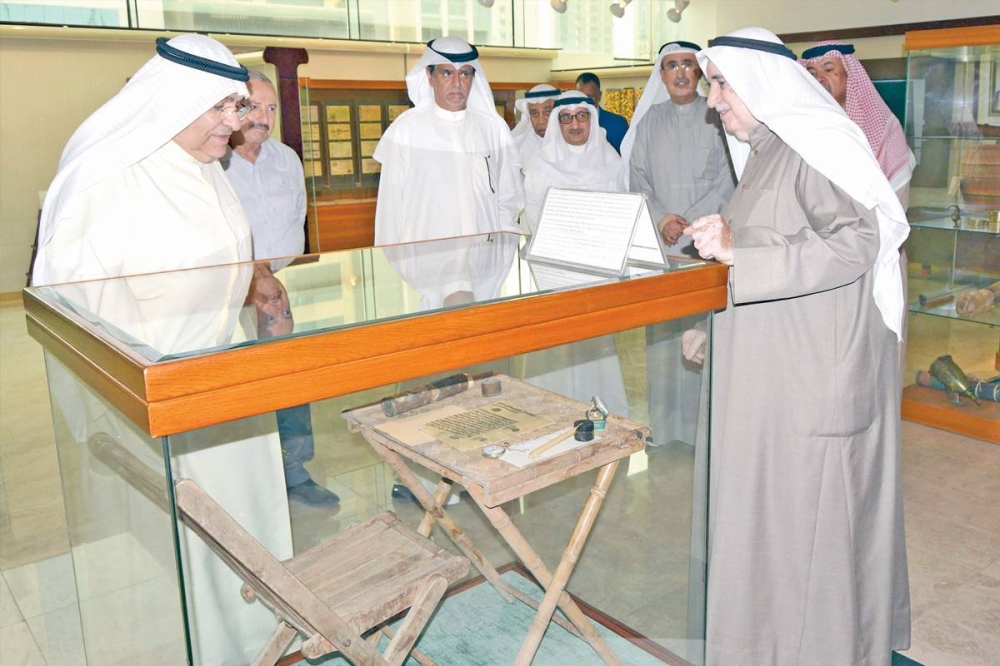 الدكتور الغنيم يشرح للصقر والضيوف الأدوات التي كان القاضي العدساني يستخدمها