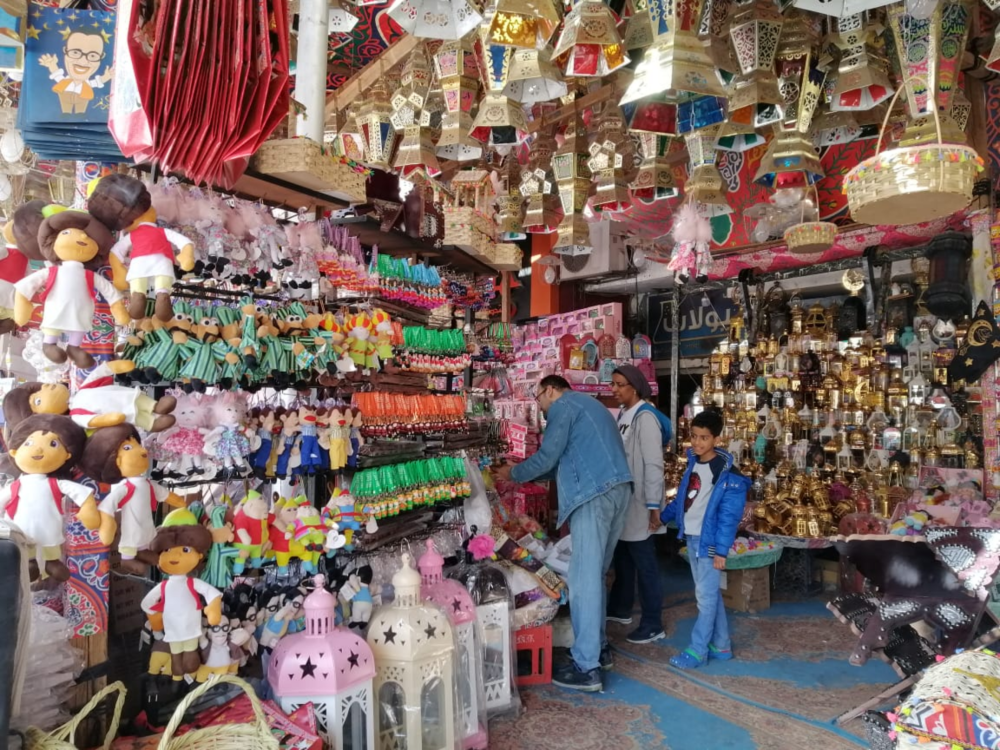 طفل يختار فانوس رمضان مع والديه