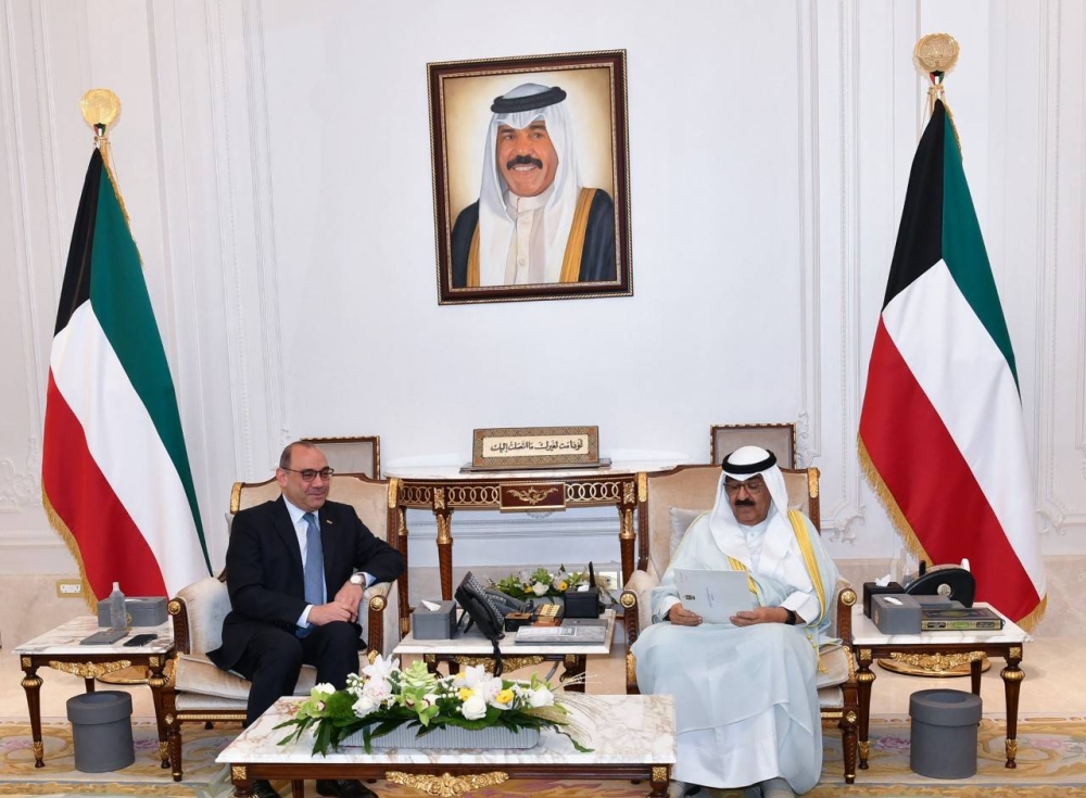 سمو ولي العهد مستقبلاً السفير العراقي