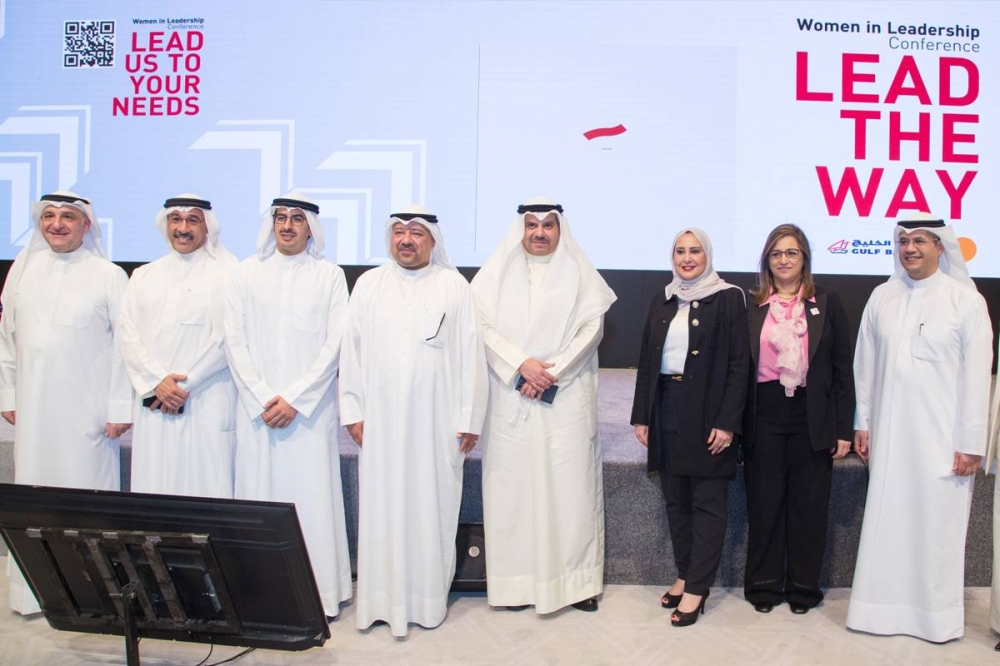 لقطة جماعية يتوسطها جاسم مصطفى بودي والشيخ أحمد الدعيج ود. خالد مهدي ويبدو في اليسار وليد مندني