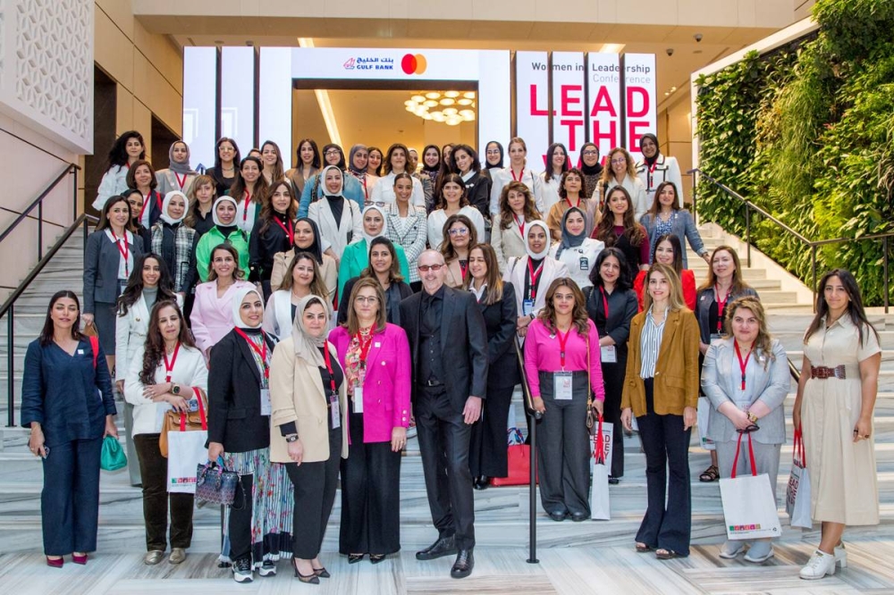 لقطة جماعية للحجاج وبجوارها الخبير العالمي ستيف برازيل، ويبدو في الصورة د. آمار بهبهاني وعدد من الحضور