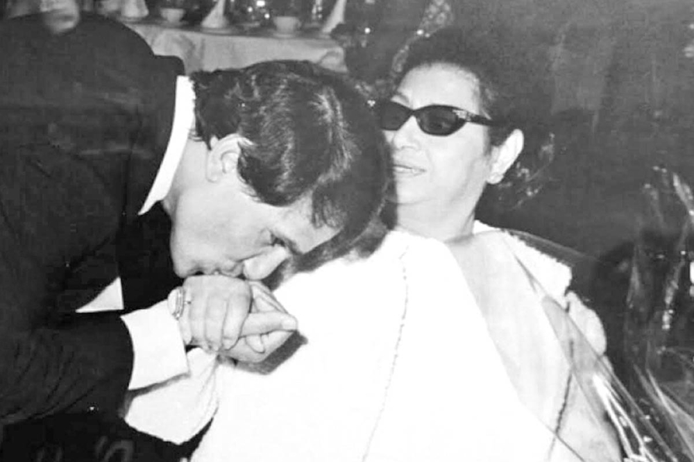 عبدالحليم حافظ يقبل يدها