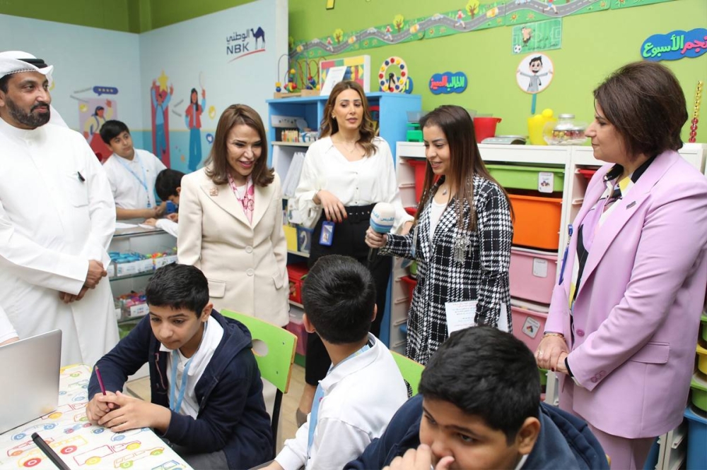 البحر والسليماني يستمعان لشرح المعلمات حول تفاعل الطلاب مع البرنامج