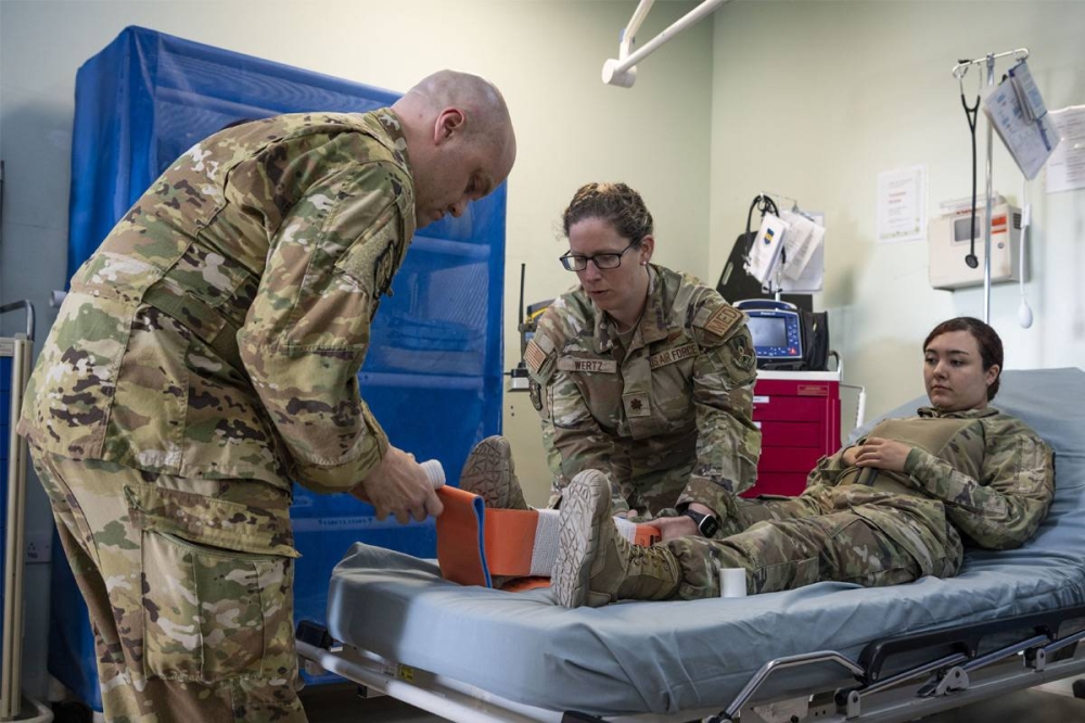 إسعاف مجندة في عيادة القاعدة