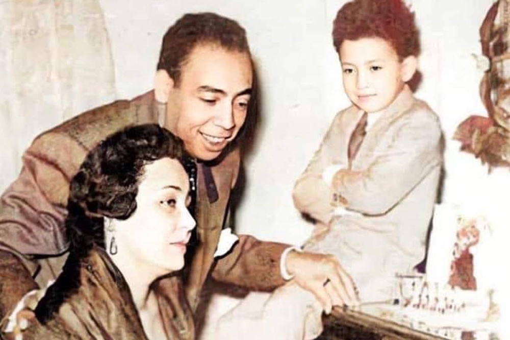 مع زوجته وابنه