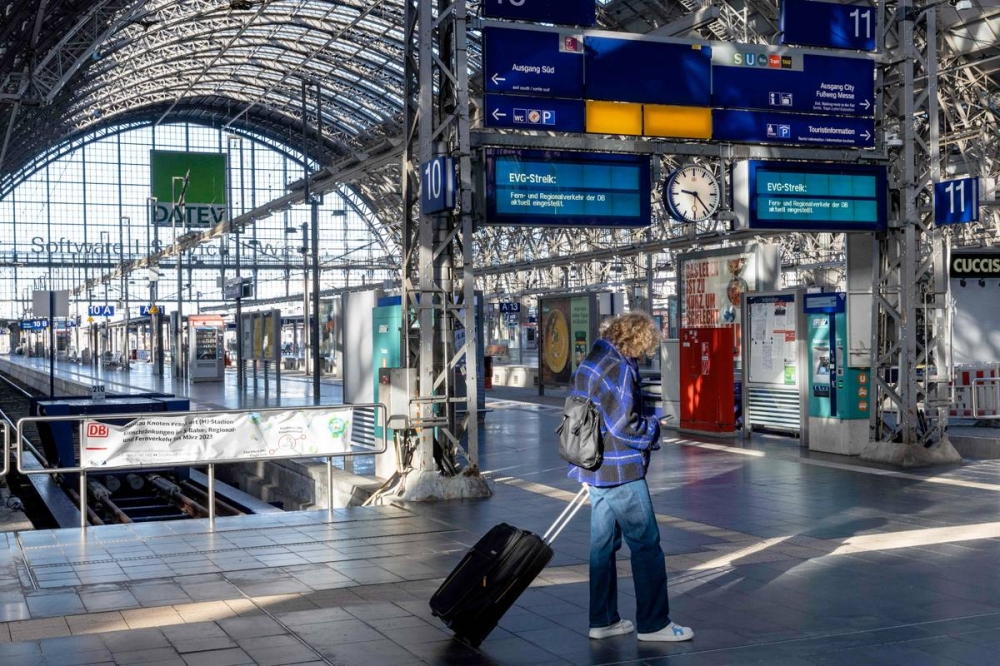 عمال ونقابيون يتظاهرون في فرانكفورت أمس (أ ف ب)