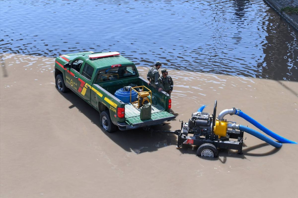 معدات الحرس الوطني تسحب مياه الأمطار