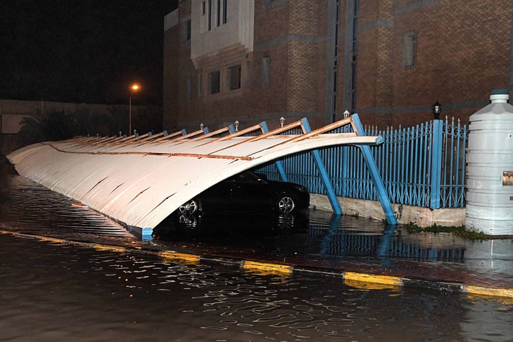 سقوط المظلة على المركبات في سلوى