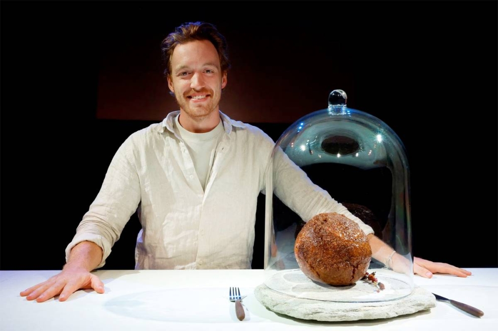 تيم نوكسميث مؤسس شركة «فاو» الأسترالية للحم المستنبت يعرض كرة لحم الماموث