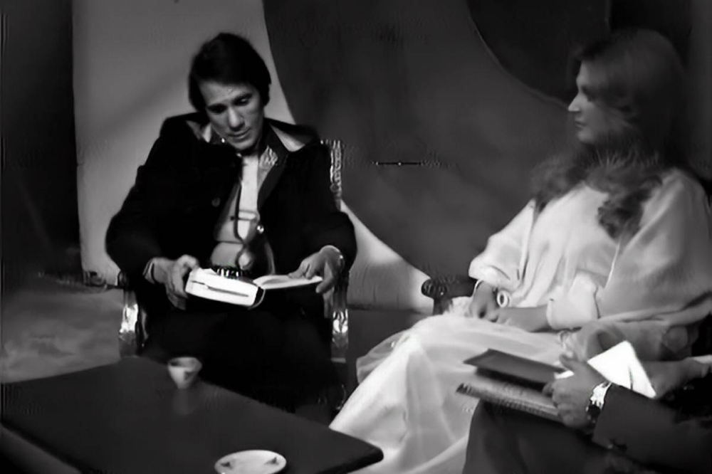 مع عبدالحليم في اللقاء التلفزيوني حيث قرأت له الفنجان
