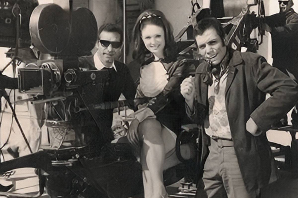 مع عادل إمام في كواليس فيلم «مذكرات الآنسة منال»