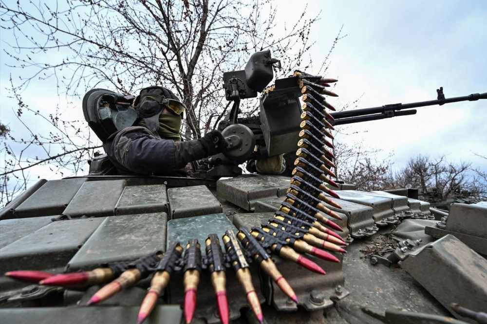 جندي أوكراني يوجّه مدفع دبابة على خط المواجهة في زابوريجيا أمس الأول (رويترز)