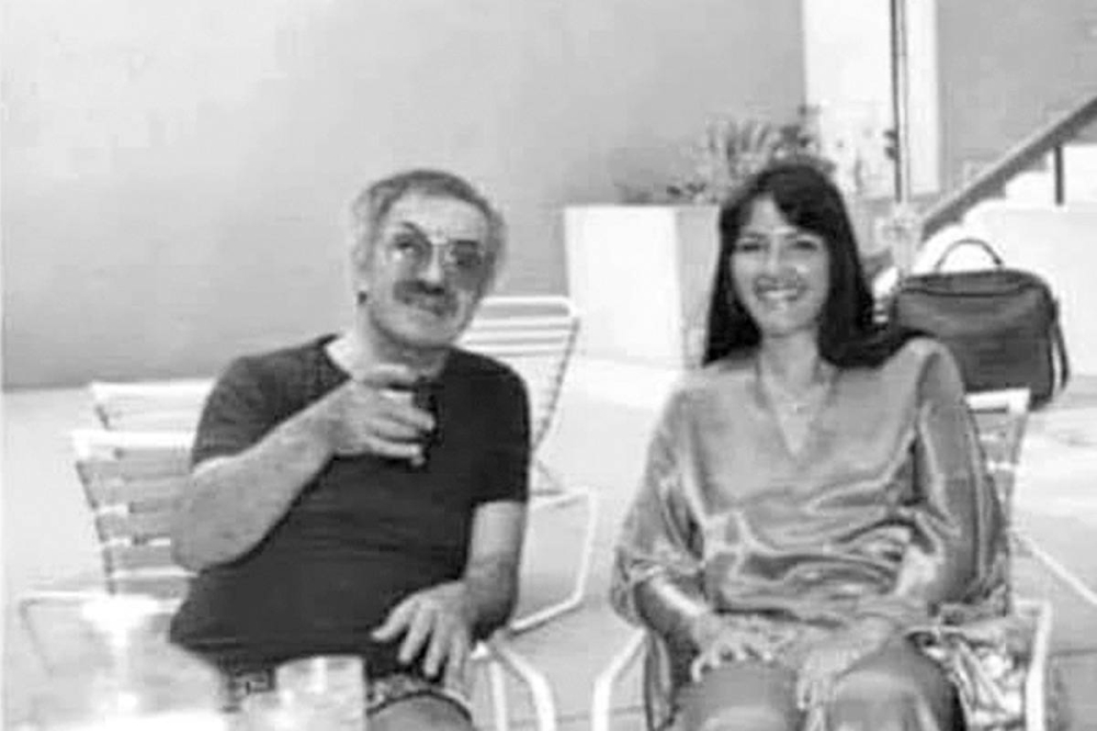 صورة نادرة له مع زوجته اليونانية ديميترا