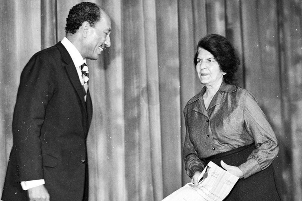 أثناء تكريمها من الرئيس أنور السادات