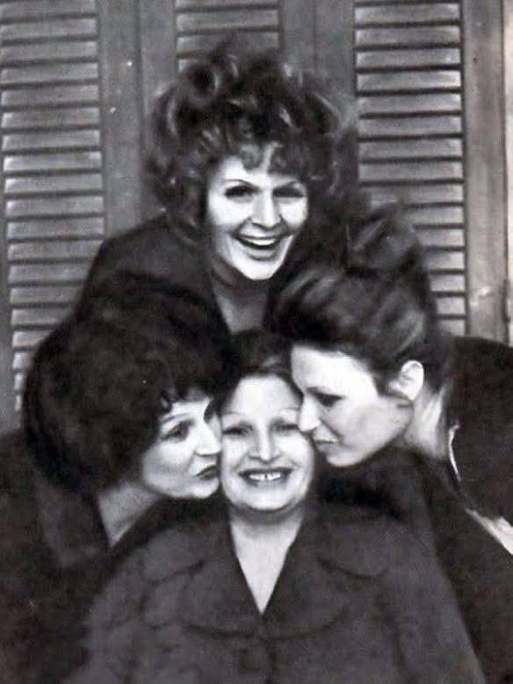 مع شقيقتيها ووالدتهن