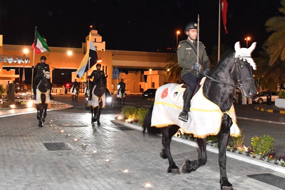 موكب الخيالة في استقبال سموه