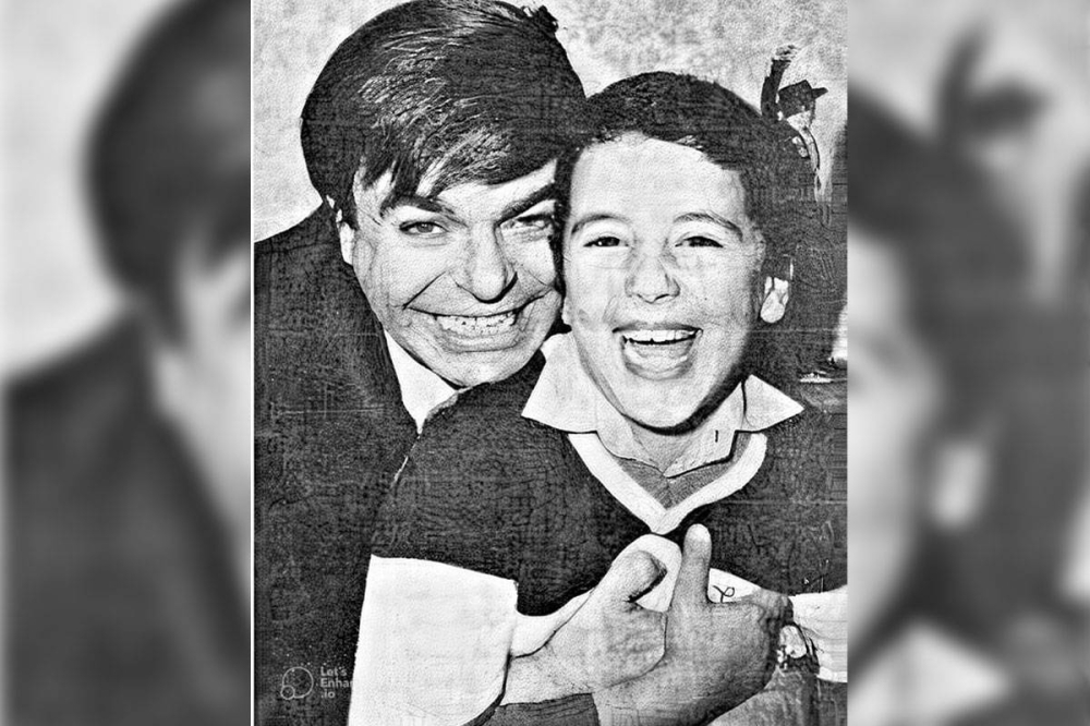 صورة نادرة مع ابنه الوحيد