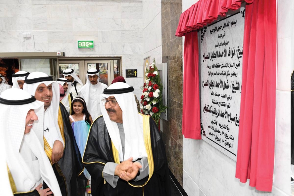 ولي العهد خلال إزاحة الستار عن لوحة افتتاح منشأة صباح الأحمد للمكفوفين
