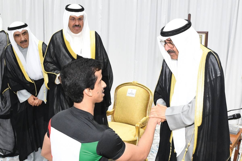  سموه مصافحاً أحد الرياضيين من ذوي الإعاقة
