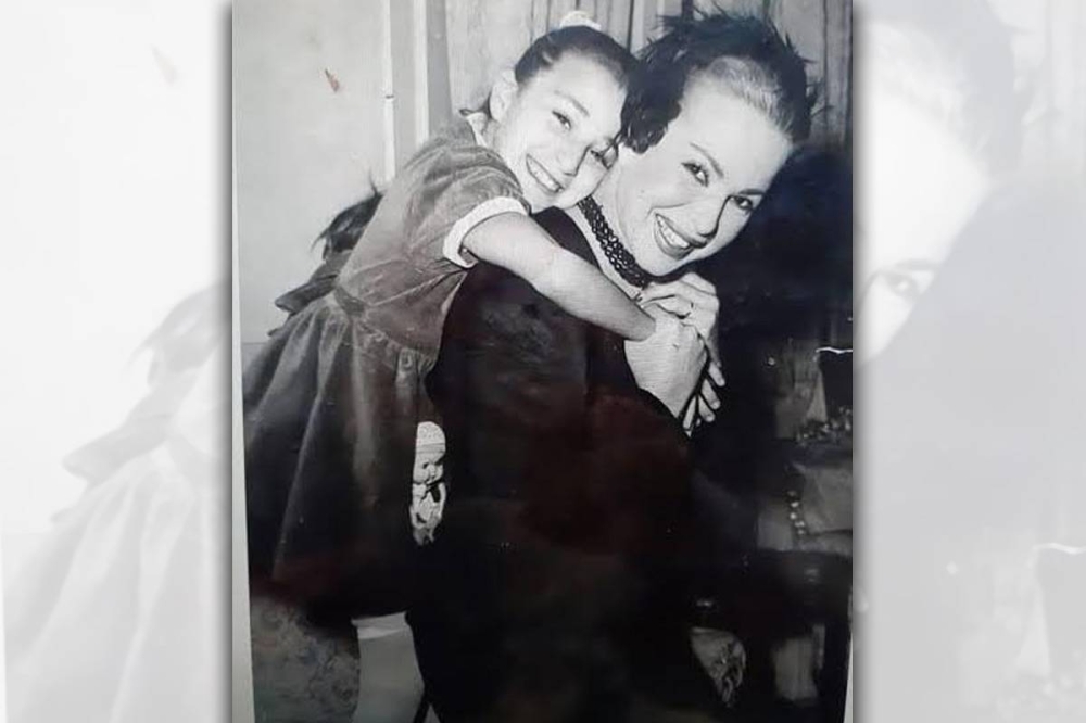 مع ابنتها بسنت