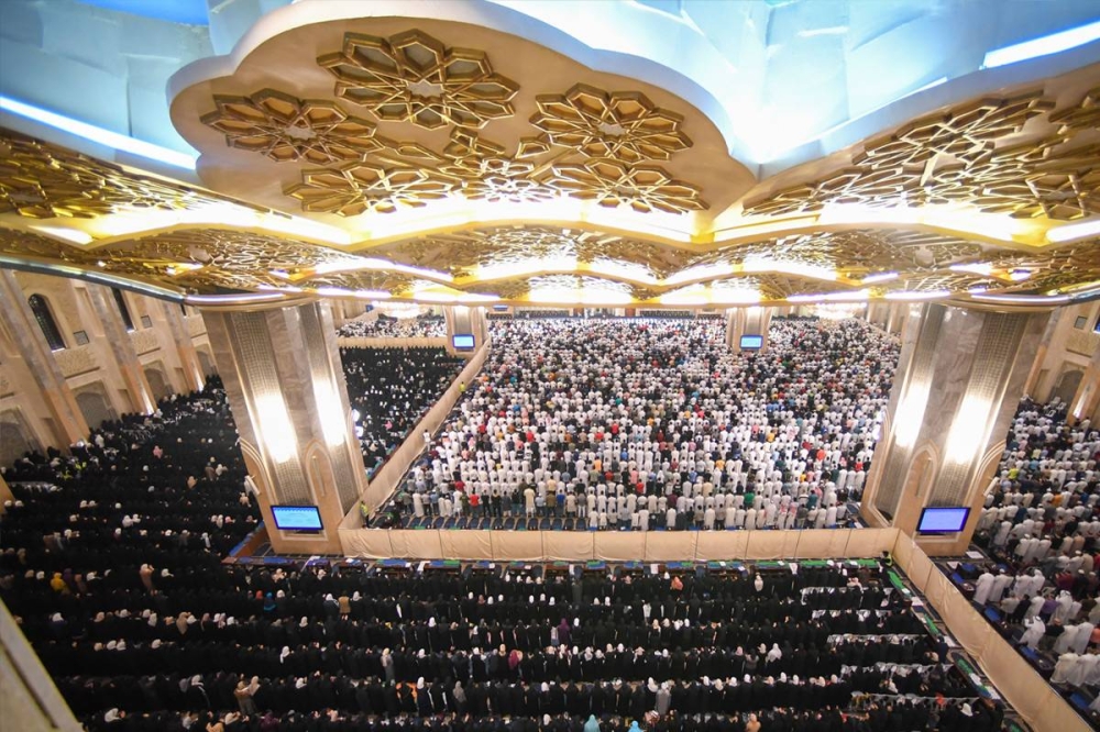جموع حاشدة تؤدي صلاة القيام في المسجد الكبير