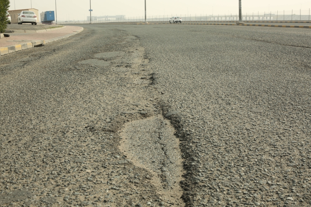 الحفر في أحد شوارع عبدالله المبارك