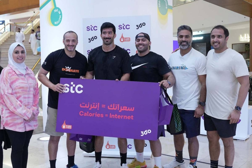 أحمد النويبت وأنفال عبدالرحيم مع الفائزين بأحد تحديات اللياقة مع المدرب سعود العنزي