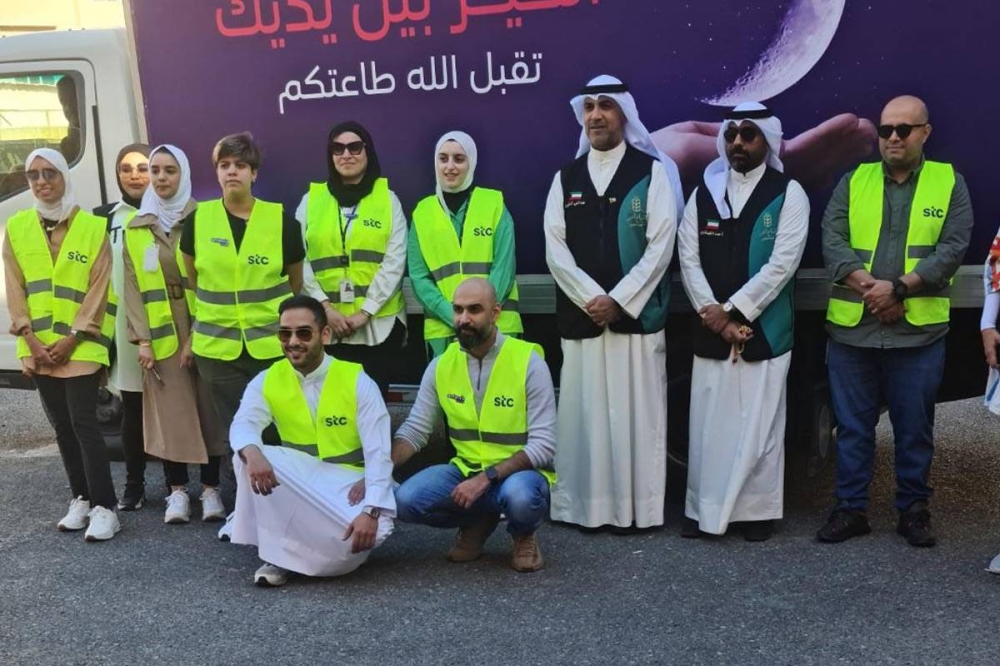 سفراء «stc» وفريق عمل صنّاع الخير خلال توزيع وجبات الإفطار على الصائمين