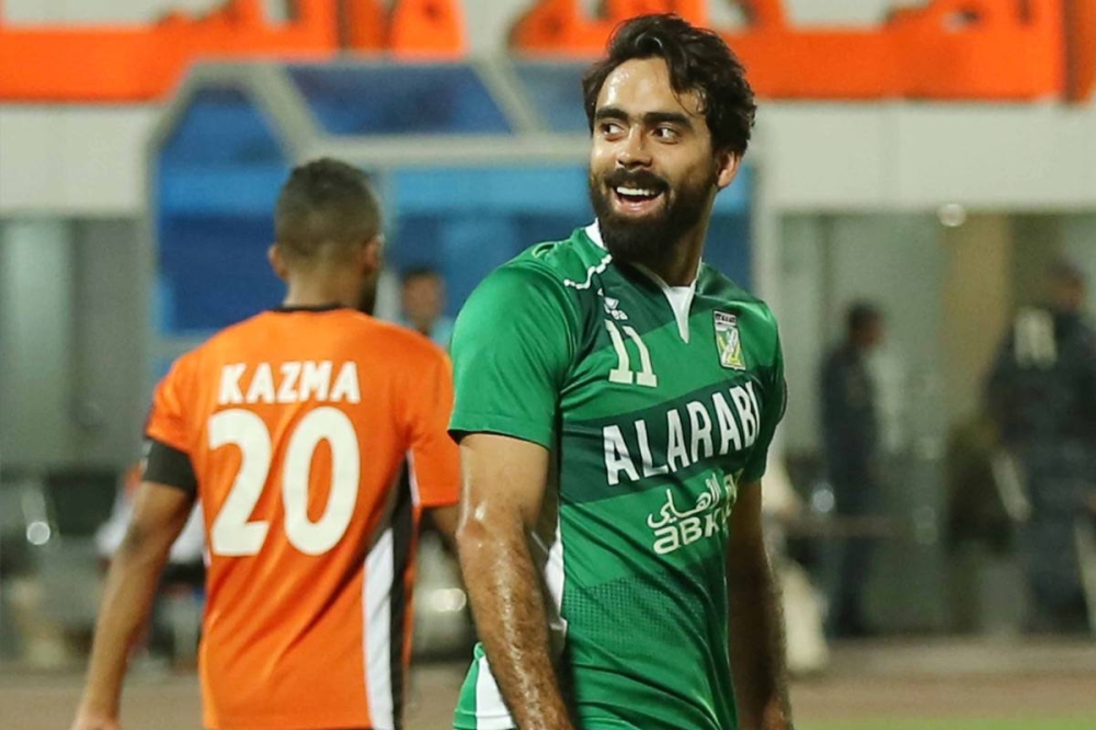 لاعب النادي العربي السابق لكرة القدم حسين الموسوي