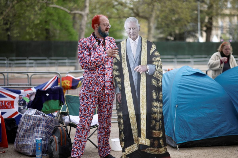 بريطاني يحتفل بمراسم التتويج