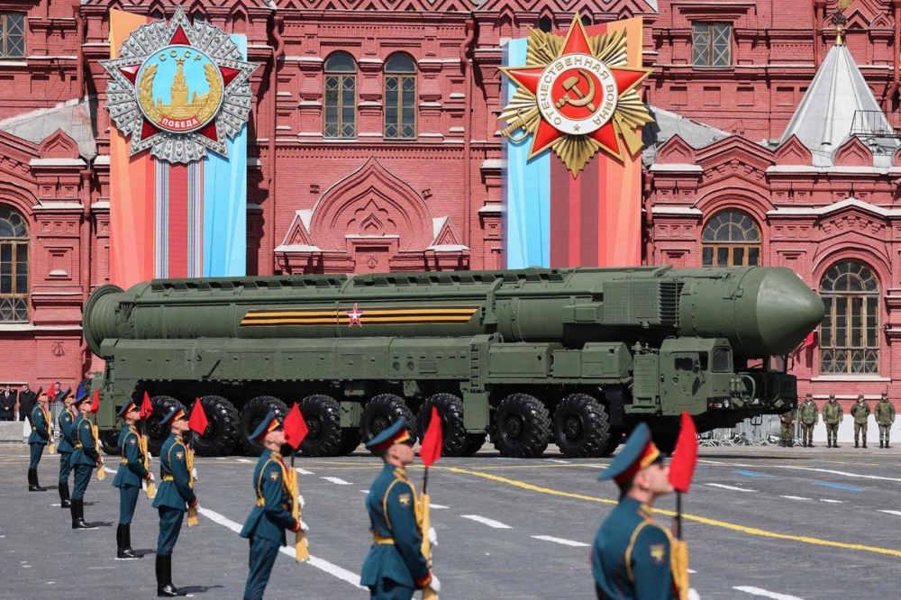 صاروخ يارس البالستي خلال الاستعراض (أ ف ب)