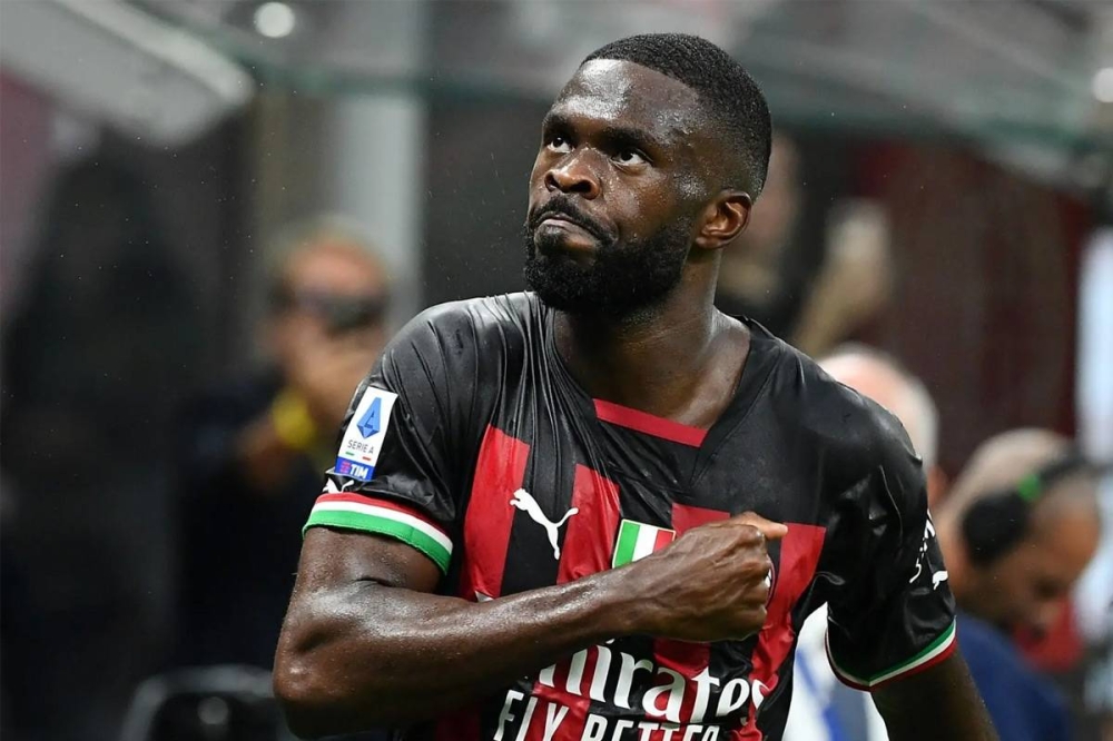 الإنكليزي فيكايو توموري مدافع ميلان الإيطالي