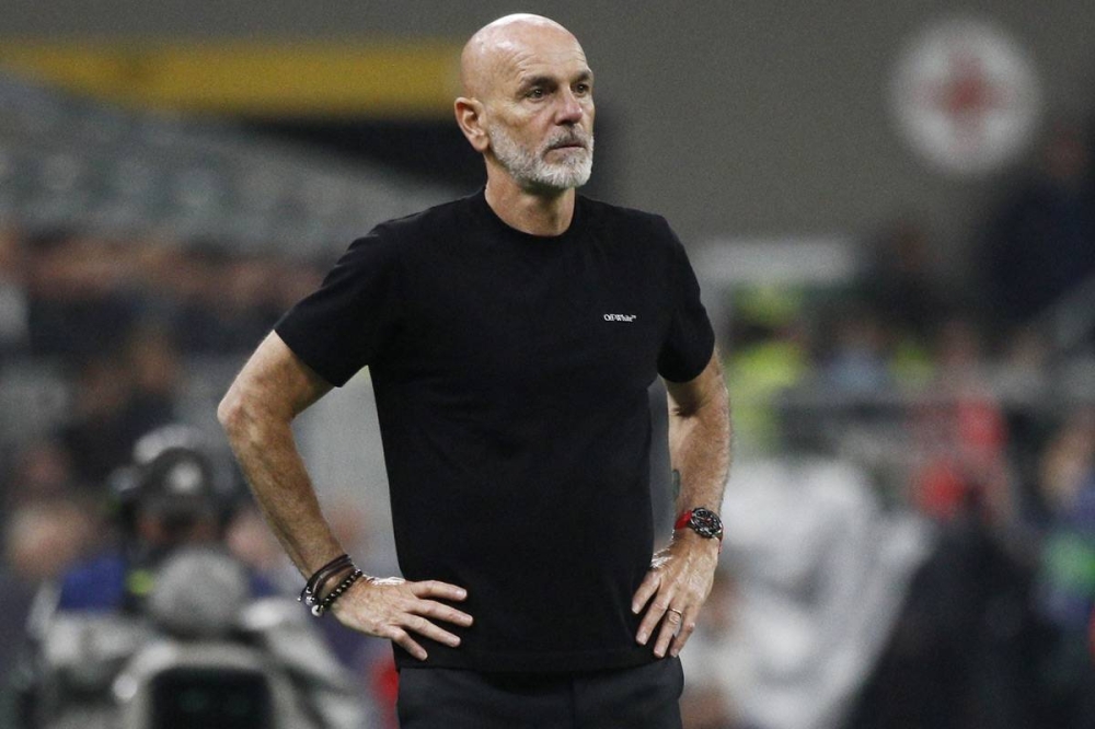 المدير الفني لميلان الإيطالي ستيفانو بيولي