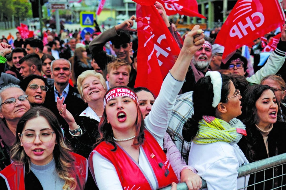 مؤيدون لكليشدار أوغلو في مدينة بورصة أمس (رويترز)