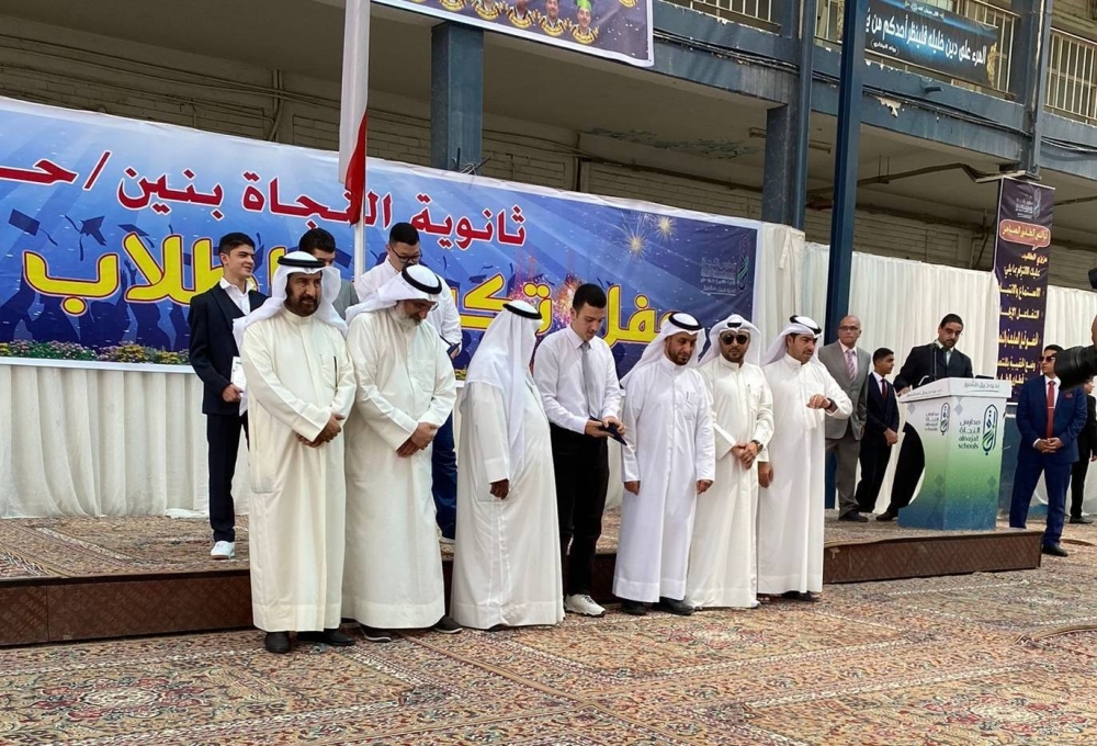 جانب من تكريم أوائل الصف العاشر … ويبدو طلال زياد متوسطاً إداريي 