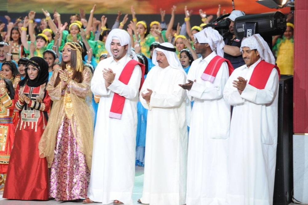  مع مجموعة من المطربين الشباب