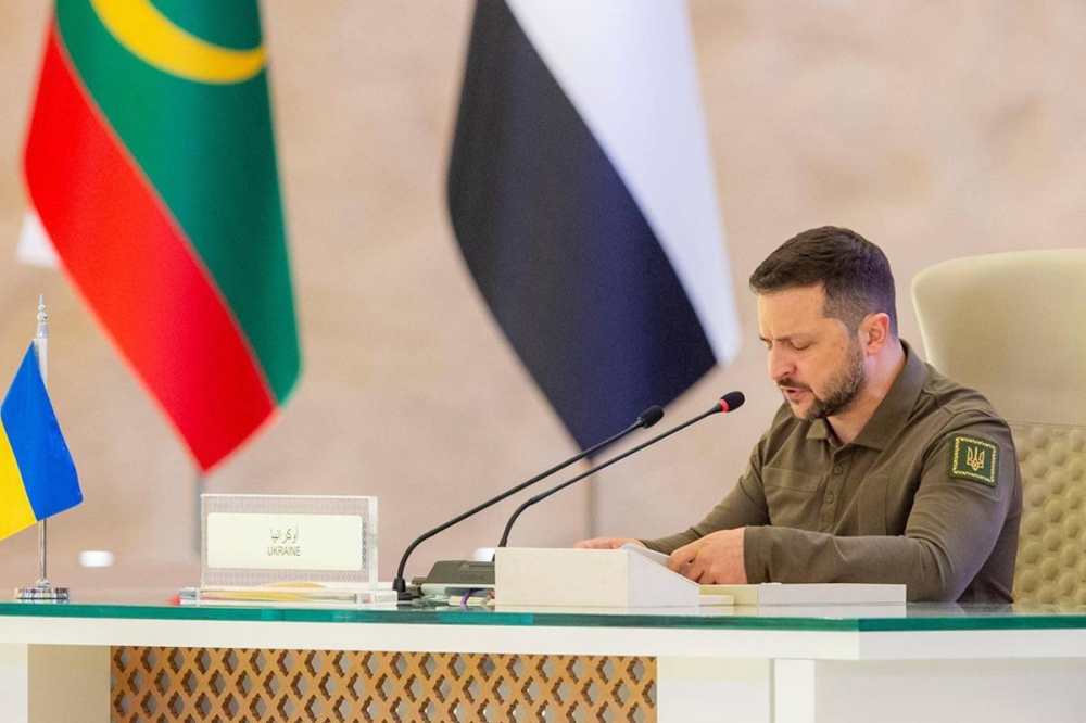 زيلينسكي يلقي كلمته في افتتاح القمة   (د ب أ)