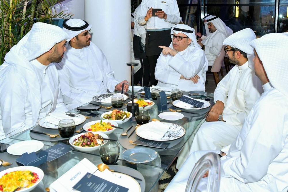 الرئيس التنفيذي لمجموعة بوبيان عادل الماجد محاوراً ضيوف «بريميوم»