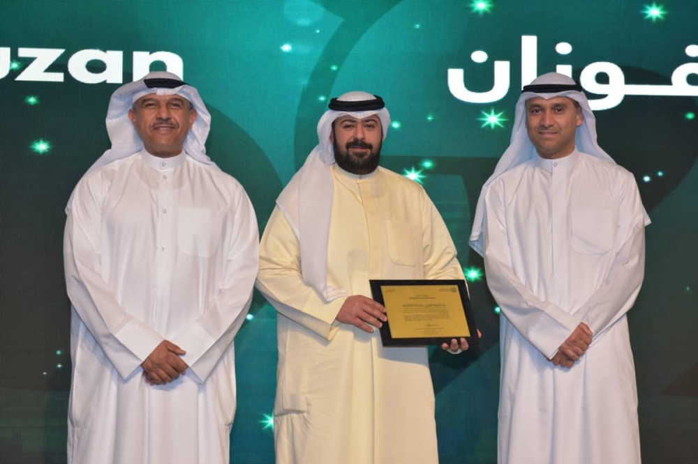 الرشود وفواز العنزي يكرمان موظفاً