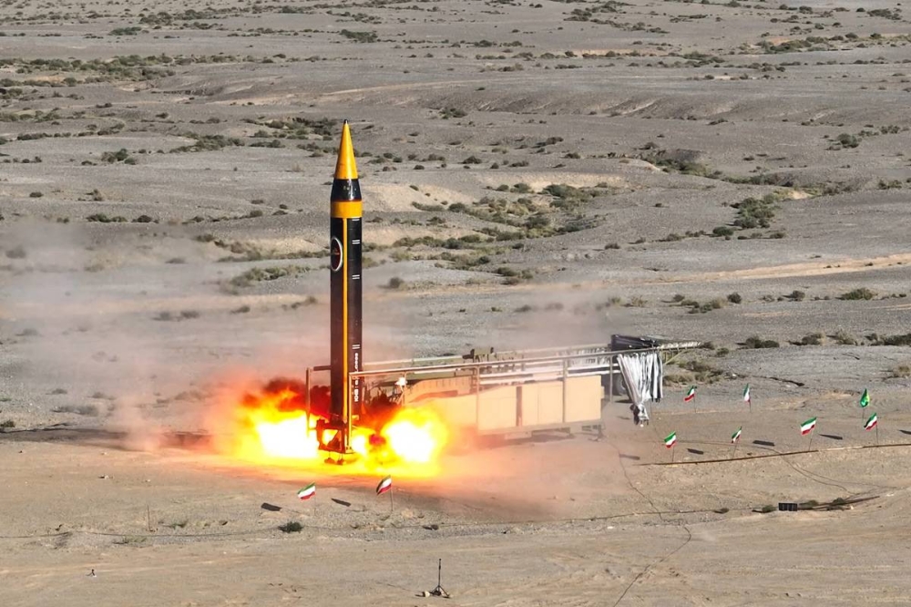 صورة وزعتها وزارة الدفاع الإيرانية للتجربة الصاروخية التي جرت أمس
