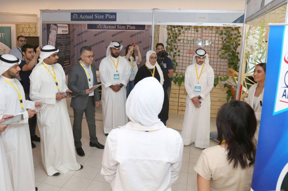 فريق التحكيم يستمع لشرح عن أحد المشاريع