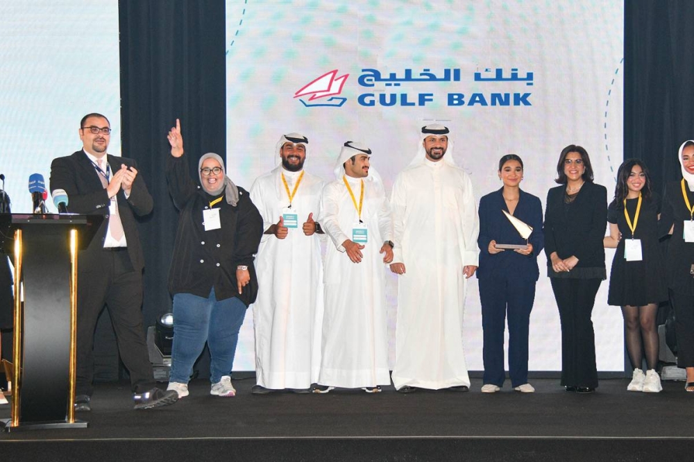 أحمد الأمير وليلى هلال المطيري مع فريق الجامعات الفائز