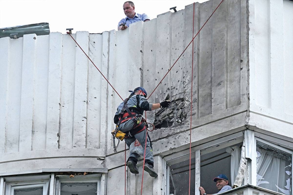 محقق يعاين مبنى أصيب في الهجوم