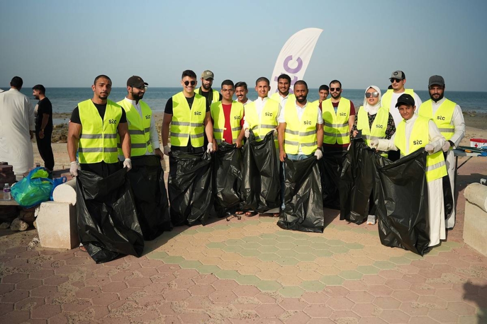 بوجراح وفريق عمل العلاقات العامة في stc مع المشاركين في الحملة